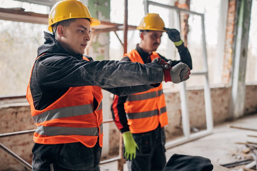 Trabajador en silla de ruedas en oficina