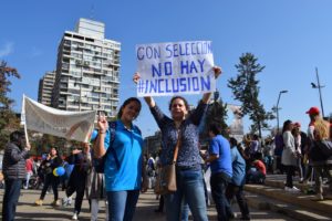 Mujeres Sosteniendo Cartel: "Con Selección no hay Inclusión"