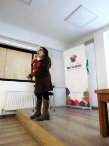 Eugenia Victoriano exponiendo