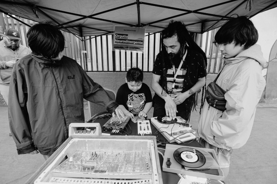 Familias cuidadoras de niños, niñas y jóvenes autistas de Chanavayita cierran ciclo de talleres de autocuidado con feria de servicios