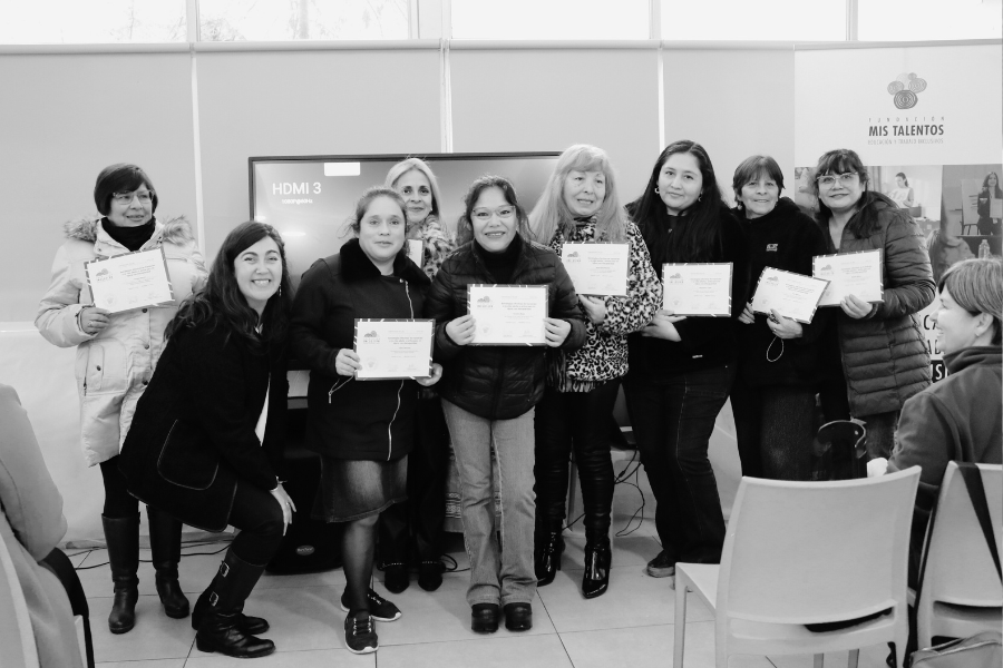 Foto en blanco y negro con parte de las participantes del ciclo de Formación Continua del programa Transici´pn Inclusiva en Barrancas. Las participantes tienen diplomas.