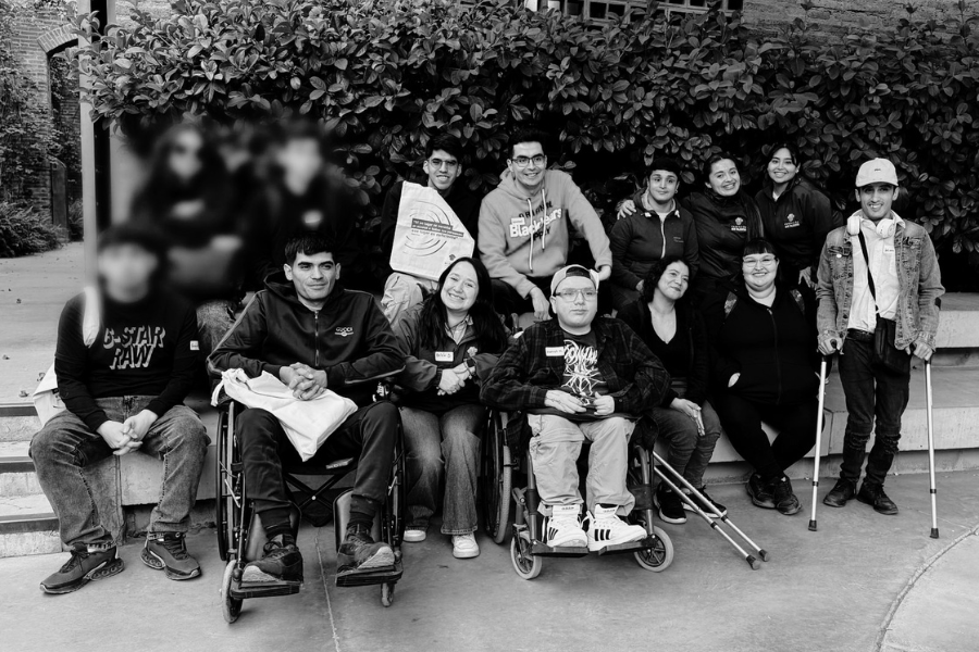 fotografía en blanco y negor de los participantes del ciclo de habilidades sociolaborales